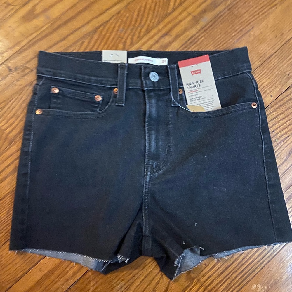 NEW (with tags) Levi's Women's High Rise Shorts Size 27 or Size 4